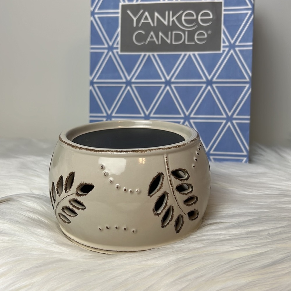 Yankee Candle Electric Leaf and Berry Tart or Candle Warmer Ivory with light - Picture 6 of 11
